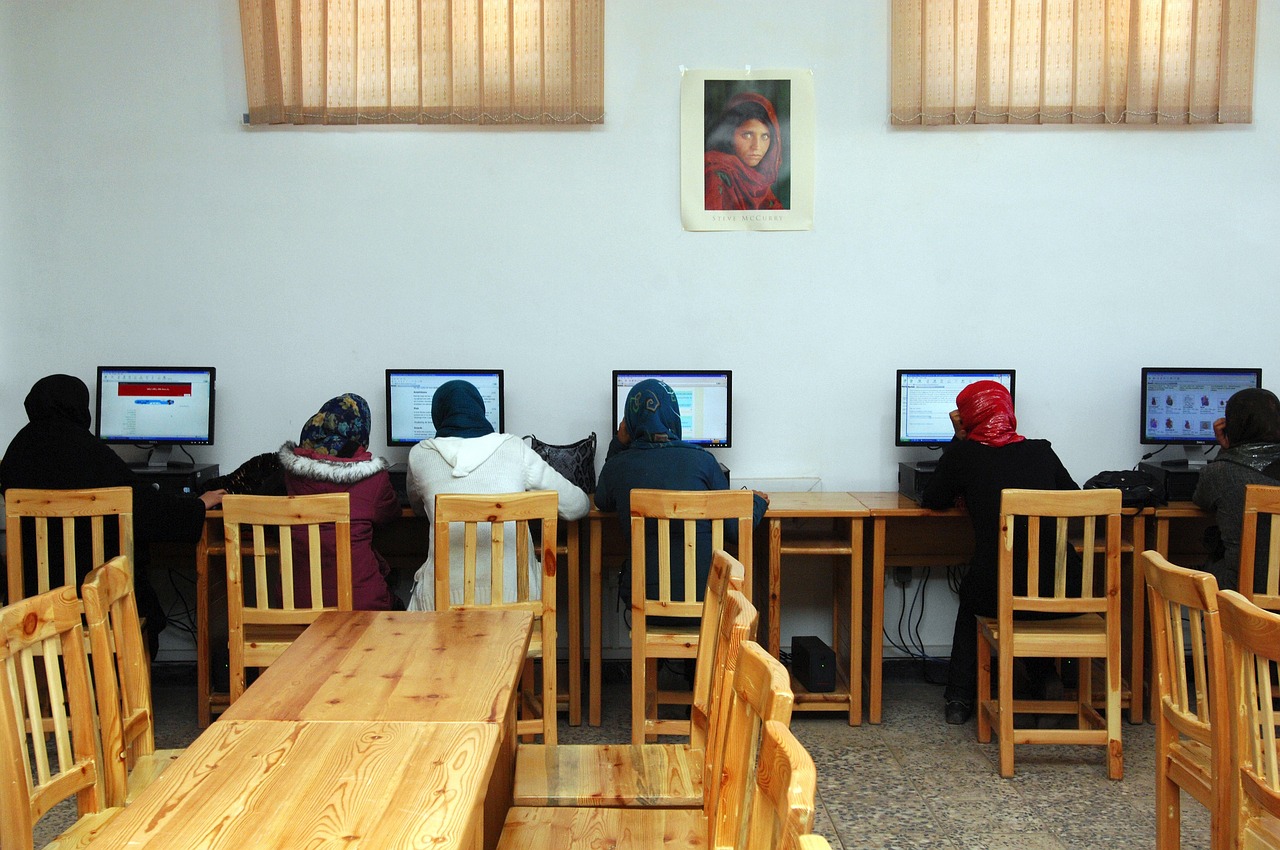 afghanistan, women, on internet-79491.jpg